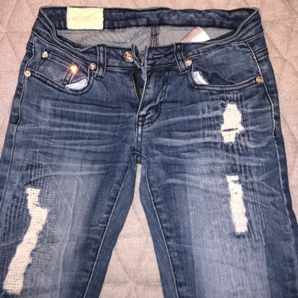 Distressed jeans. Made in Italy. 🇮🇹